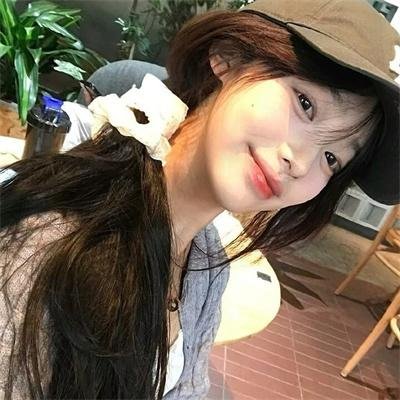 她在这里